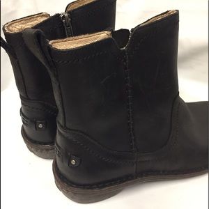 UGG Short Boots Black Leather Size 9 Vintage look
